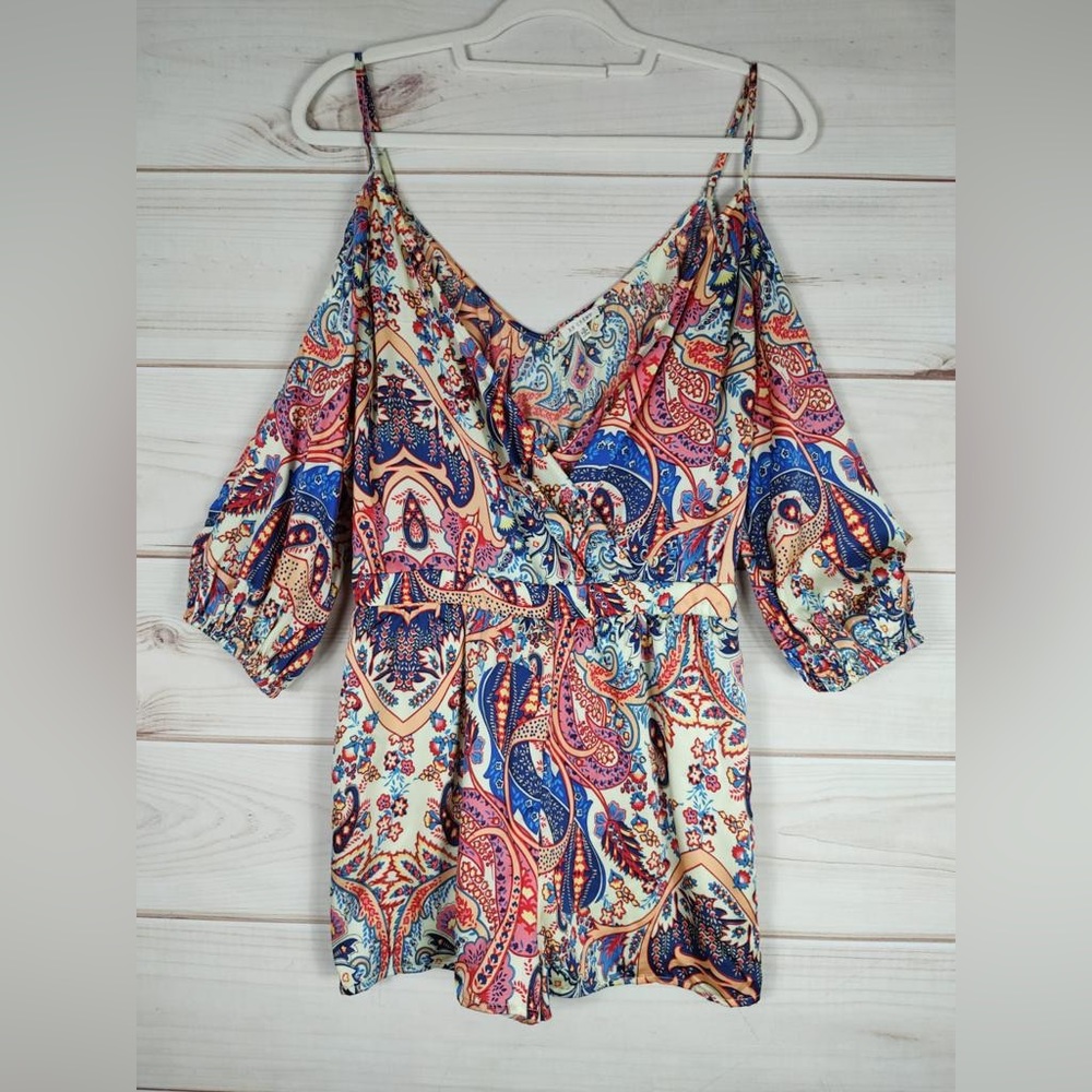 EnCreme S Jumper Woman’s Multicolored Lined Cold Shoulder Shorts.